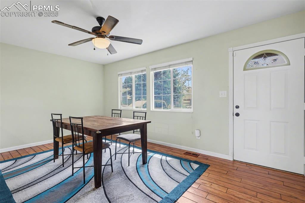 Image 7 of 35: Dining Area