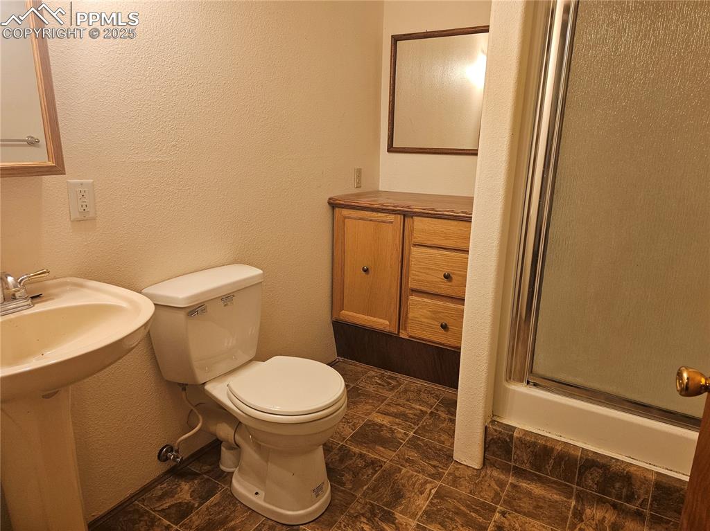 Image 12 of 25: Bathroom