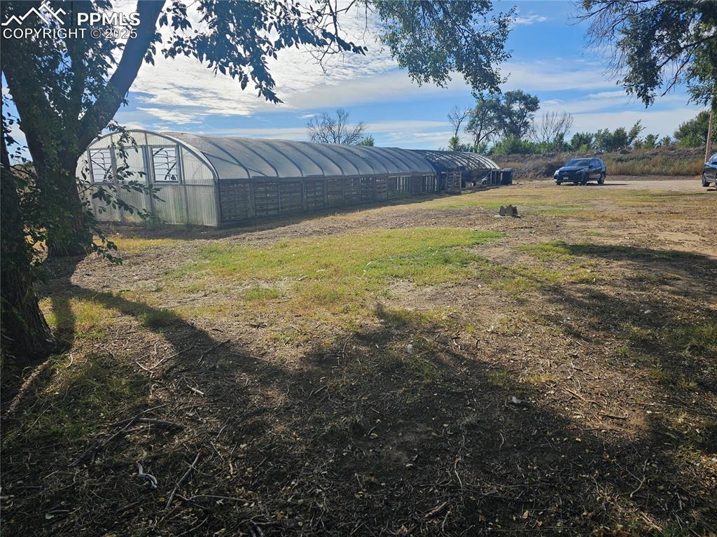 Image 20 of 25: Yard