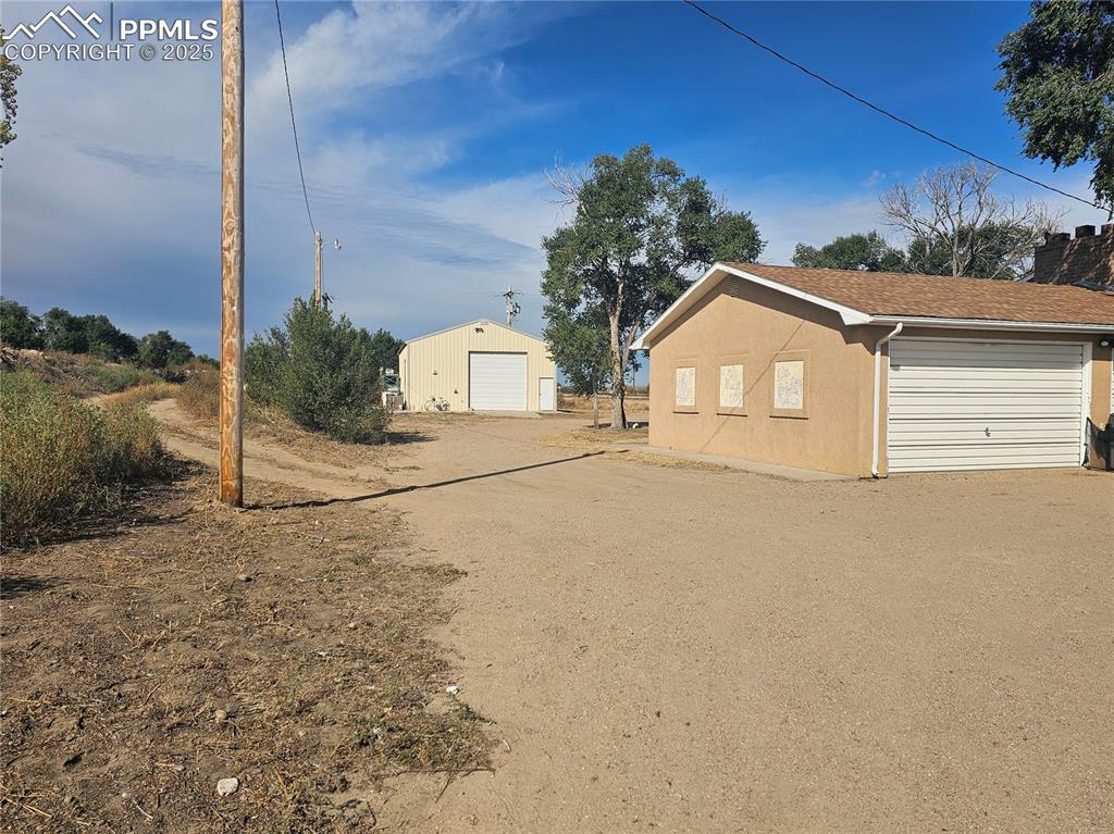 Image 22 of 25: Yard