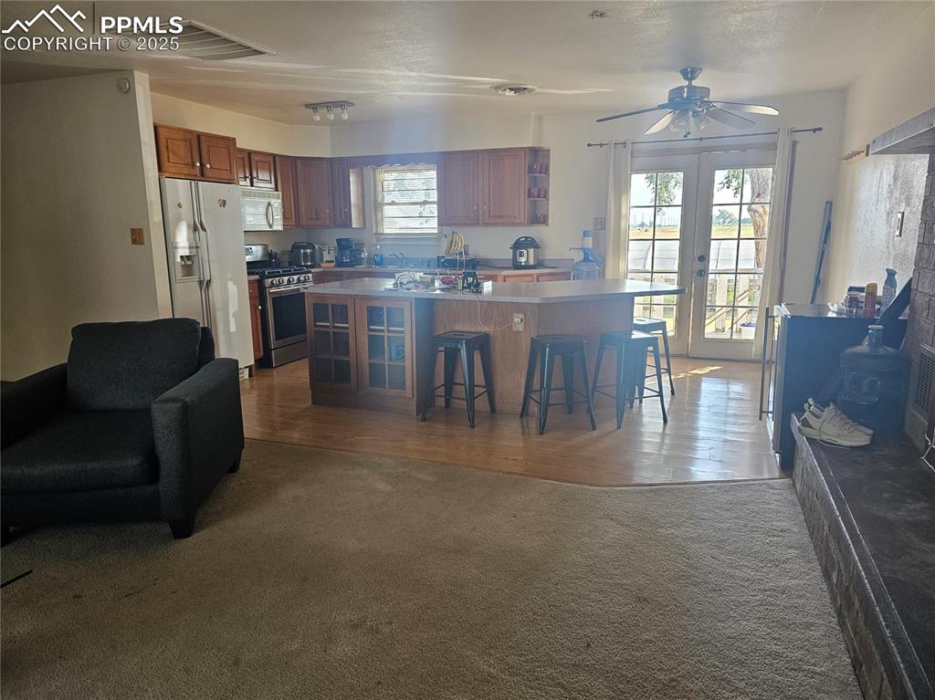 Image 4 of 25: Kitchen