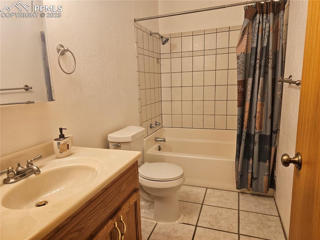 Image 8 of 25: Bathroom