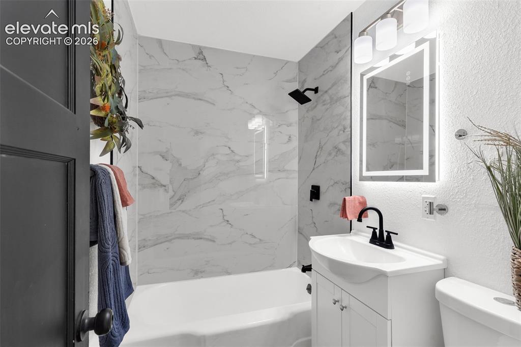 Image 19 of 23: Bathroom