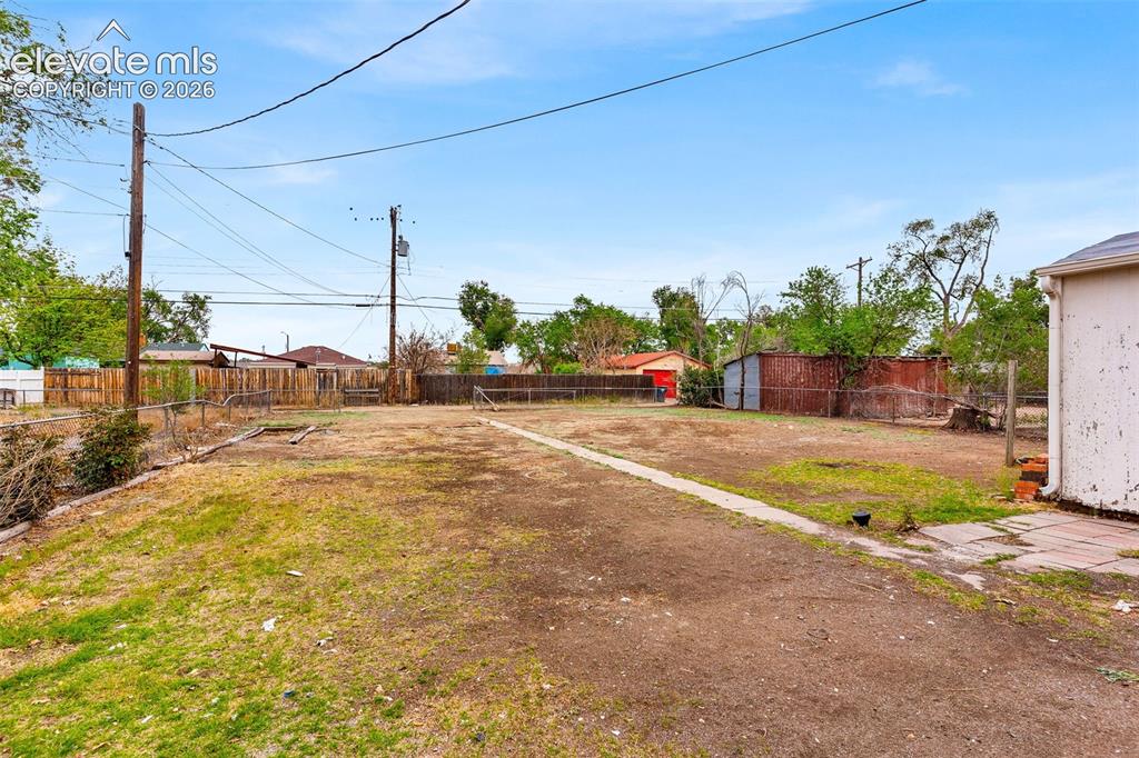 Image 22 of 23: Yard