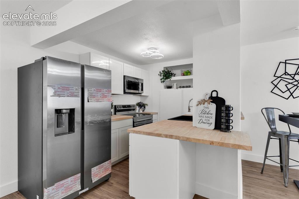 Image 7 of 23: Kitchen