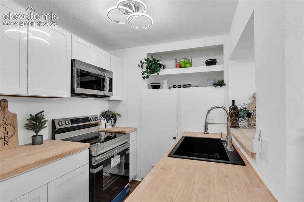 Image 8 of 23: Kitchen