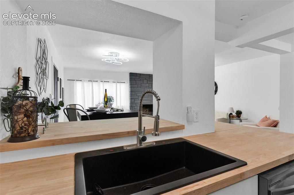 Image 9 of 23: Kitchen