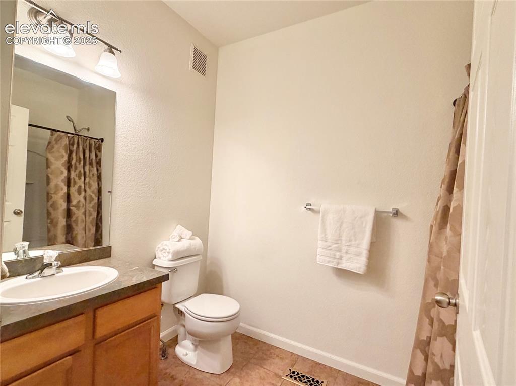 Image 15 of 16: Bathroom
