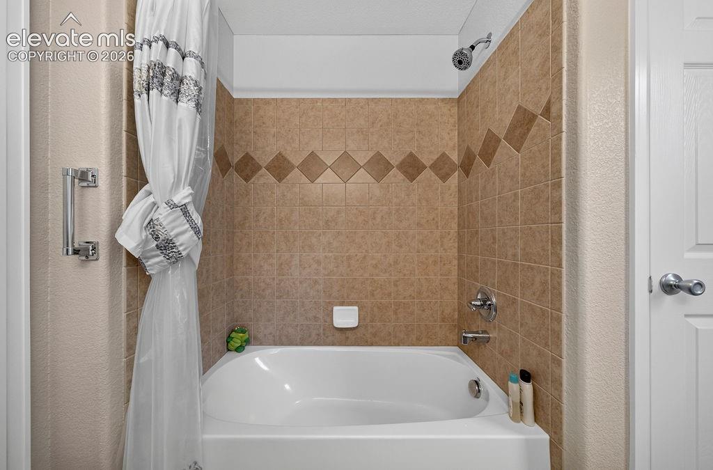 Image 34 of 48: Bathroom