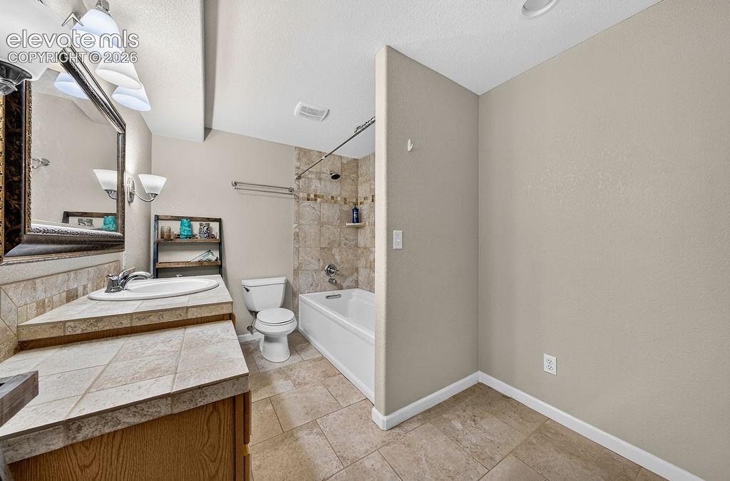 Image 42 of 48: Bathroom