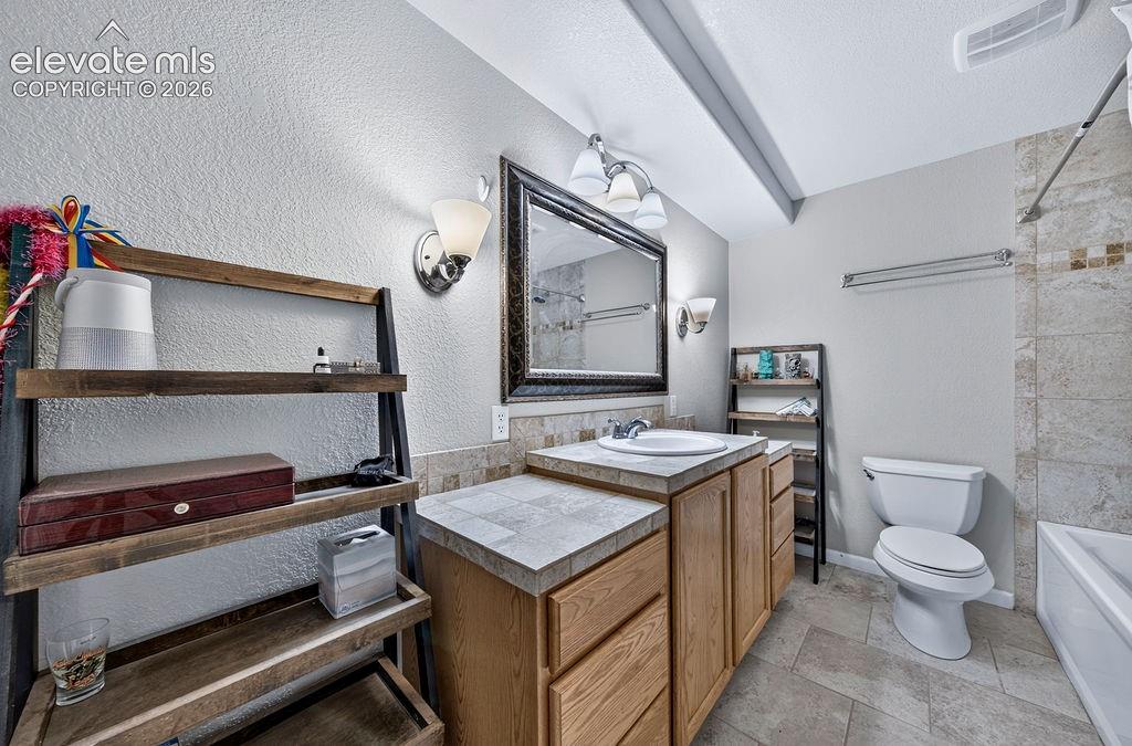 Image 43 of 48: Bathroom