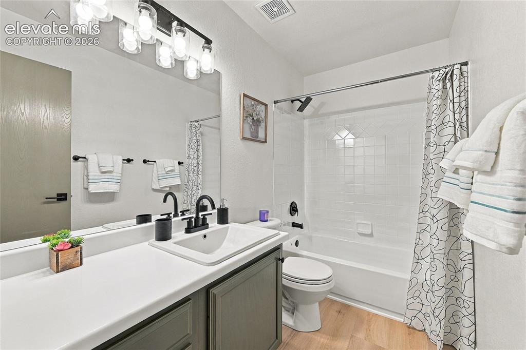 Image 10 of 26: Bathroom