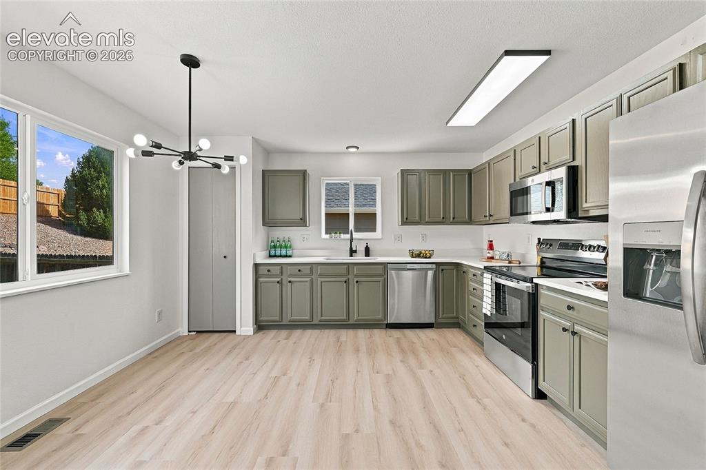 Image 17 of 26: Kitchen