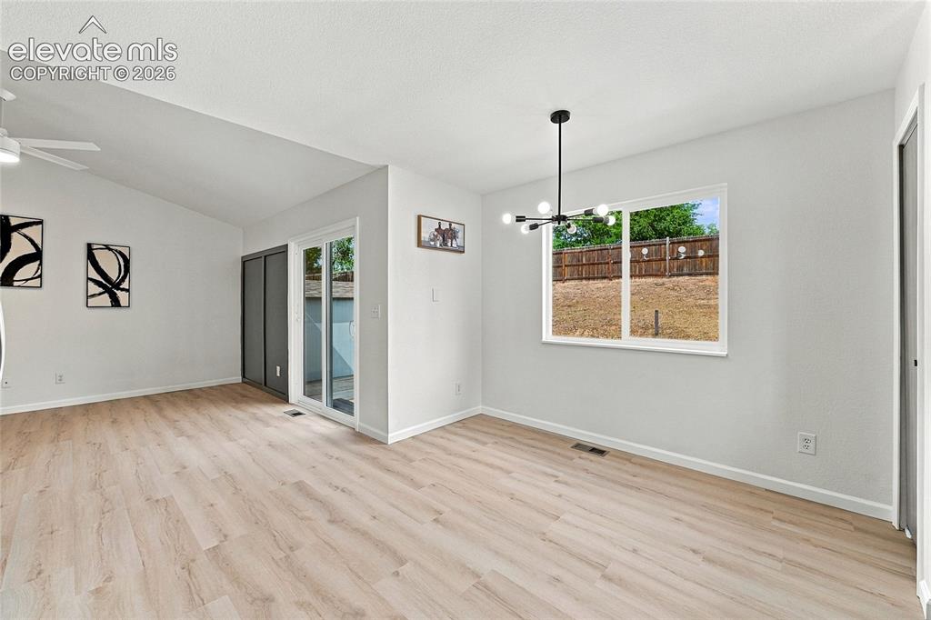 Image 18 of 26: Dining Area