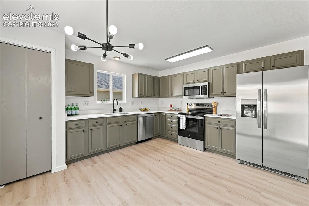 Image 2 of 26: Kitchen