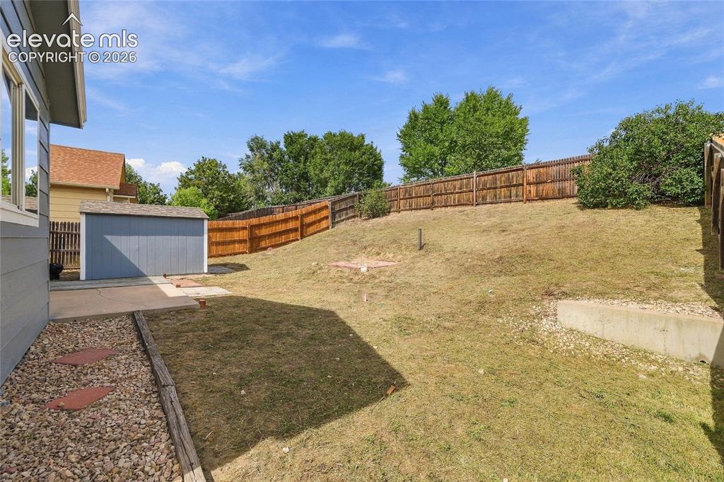 Image 4 of 26: Yard