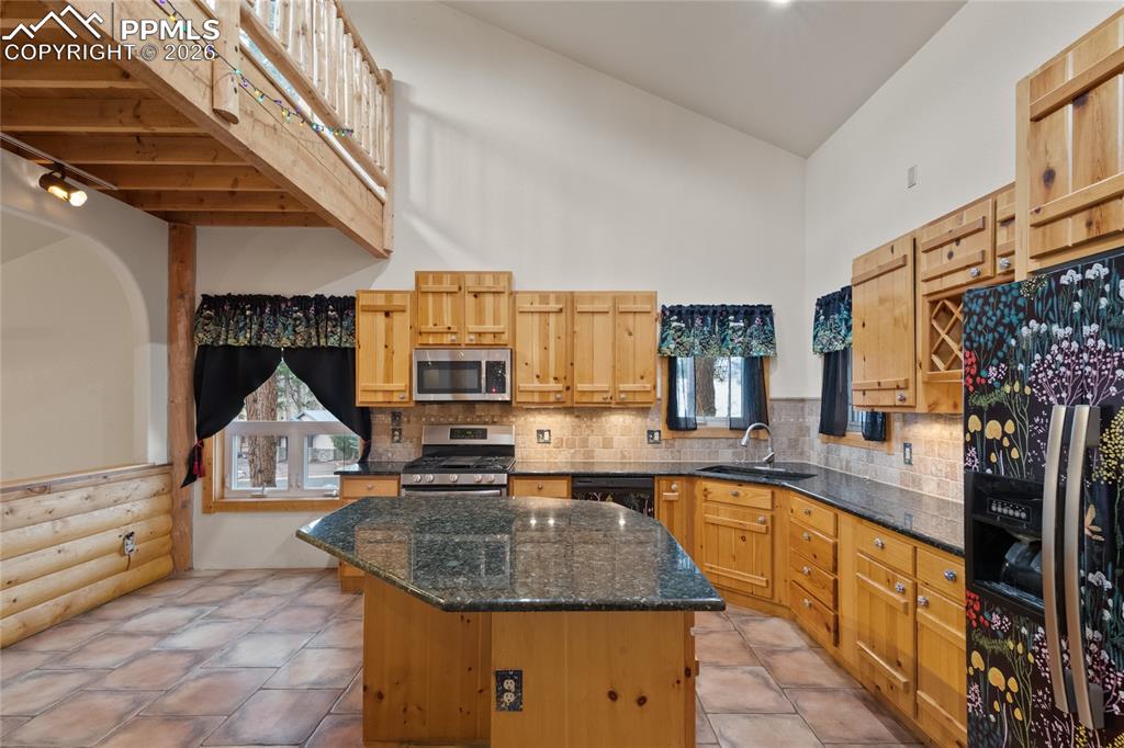Image 13 of 46: Kitchen