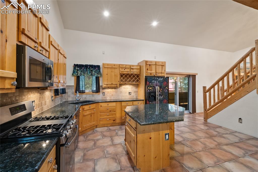 Image 14 of 46: Kitchen