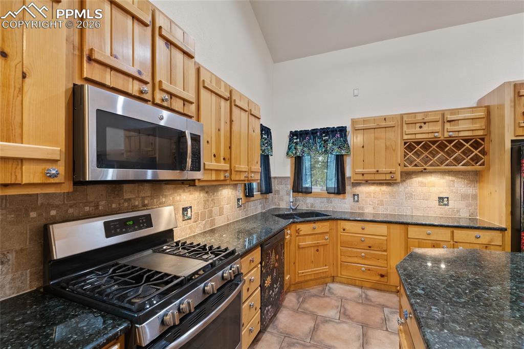 Image 15 of 46: Kitchen
