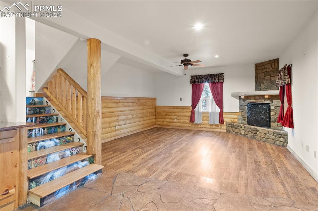 Image 32 of 46: Family Room