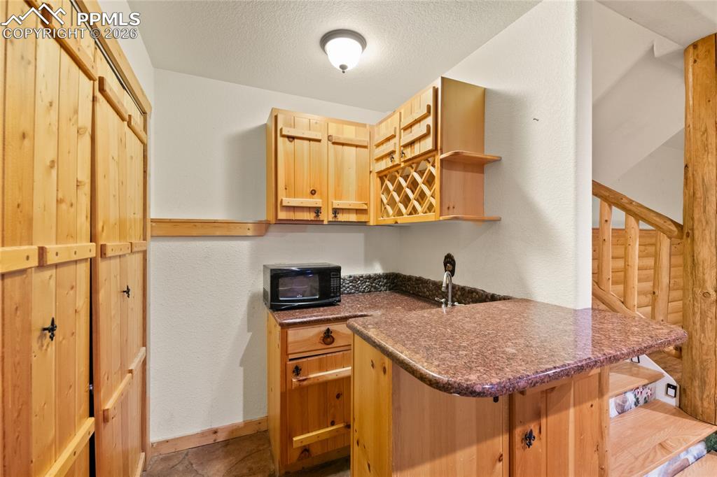 Image 36 of 46: Kitchen
