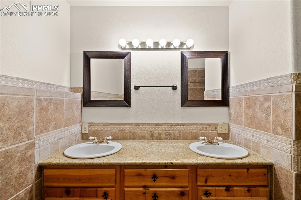 Image 40 of 46: Bathroom