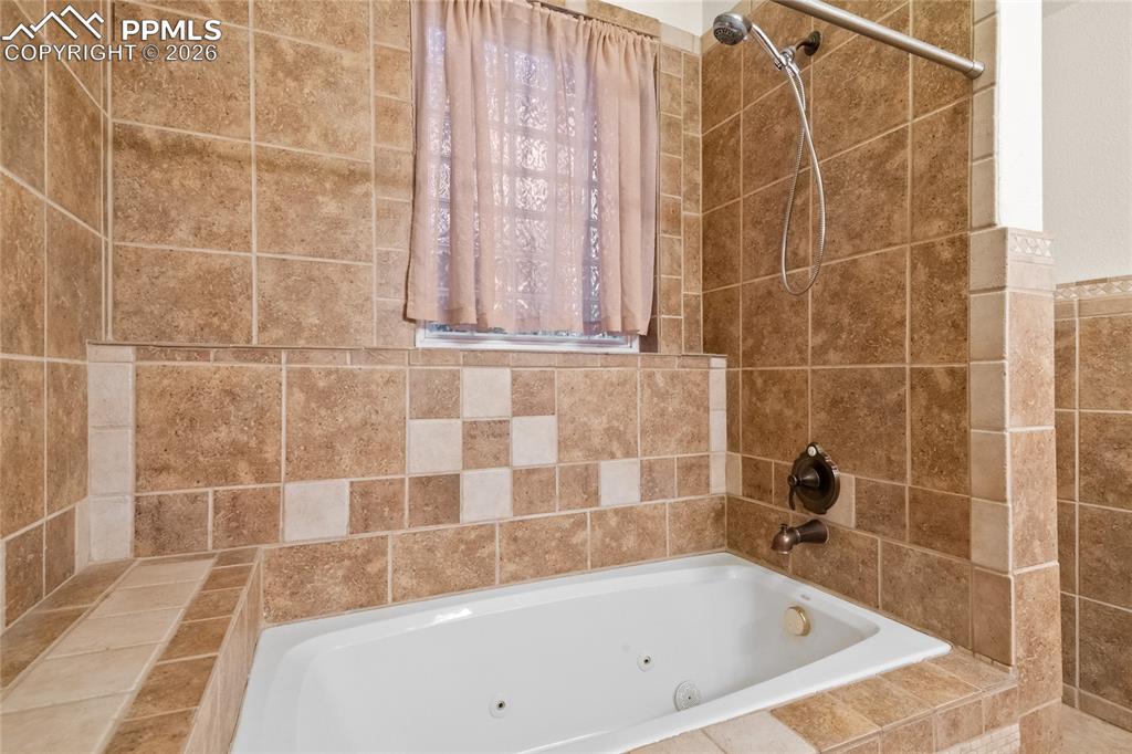 Image 41 of 46: Bathroom