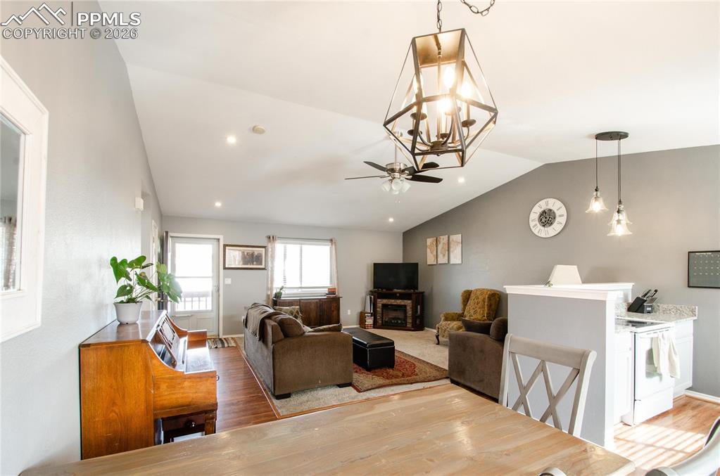 Image 14 of 43: Dining Area