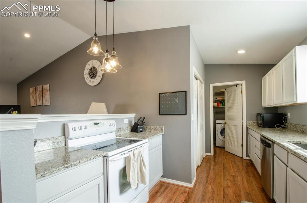 Image 16 of 43: Kitchen