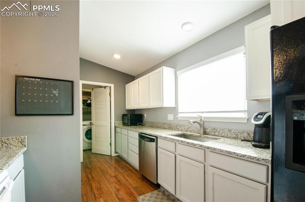 Image 17 of 43: Kitchen