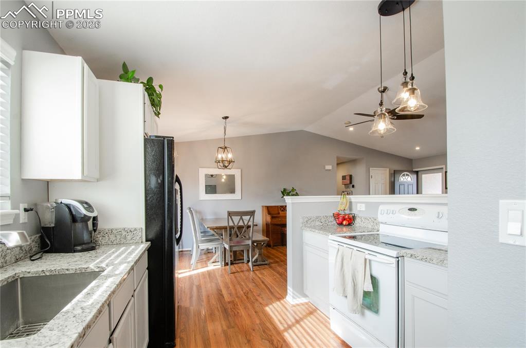 Image 18 of 43: Kitchen