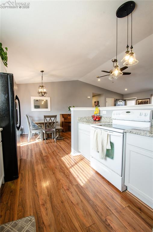 Image 19 of 43: Kitchen