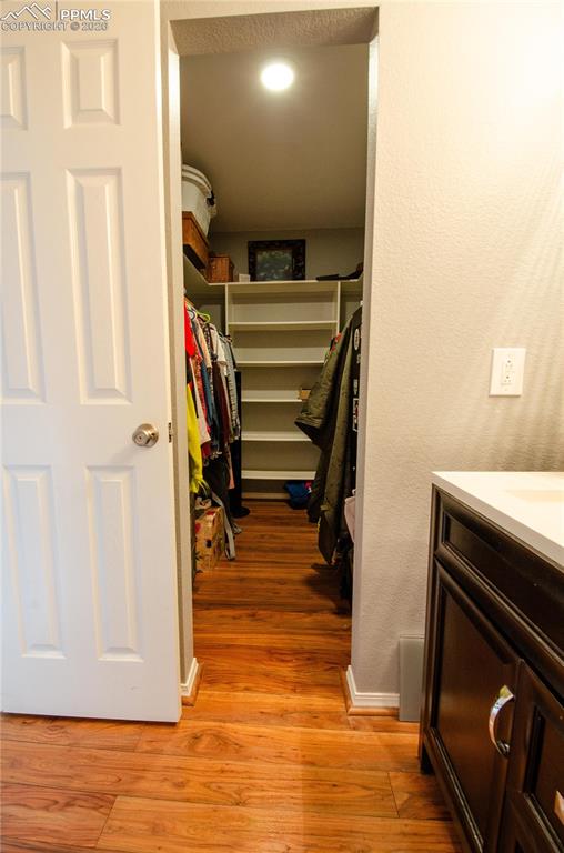 Image 27 of 43: Closet