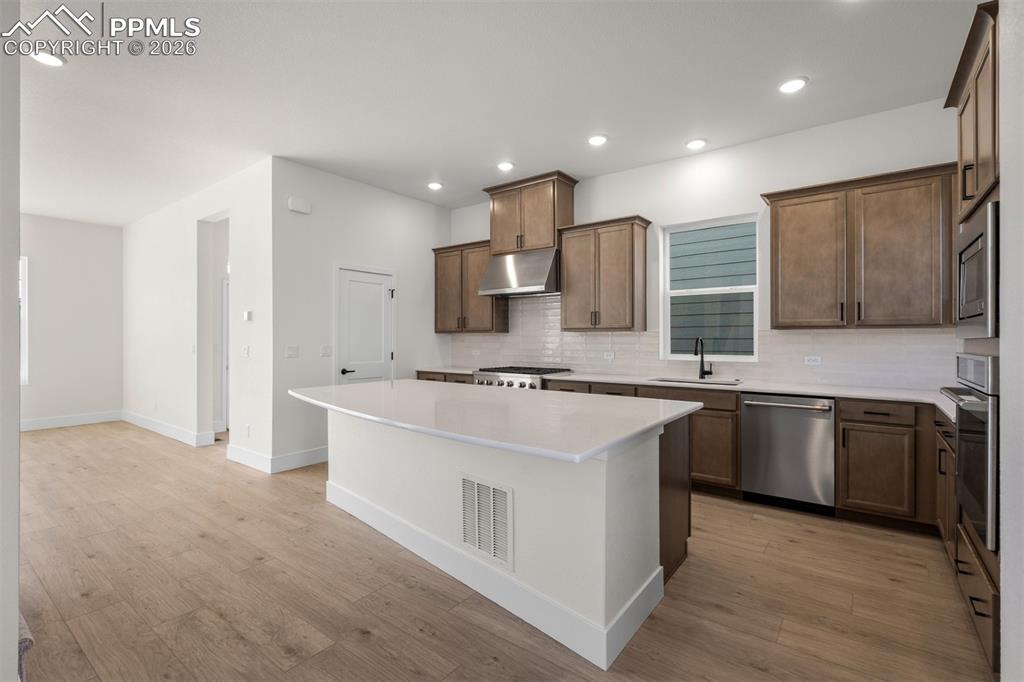 Image 14 of 35: Kitchen