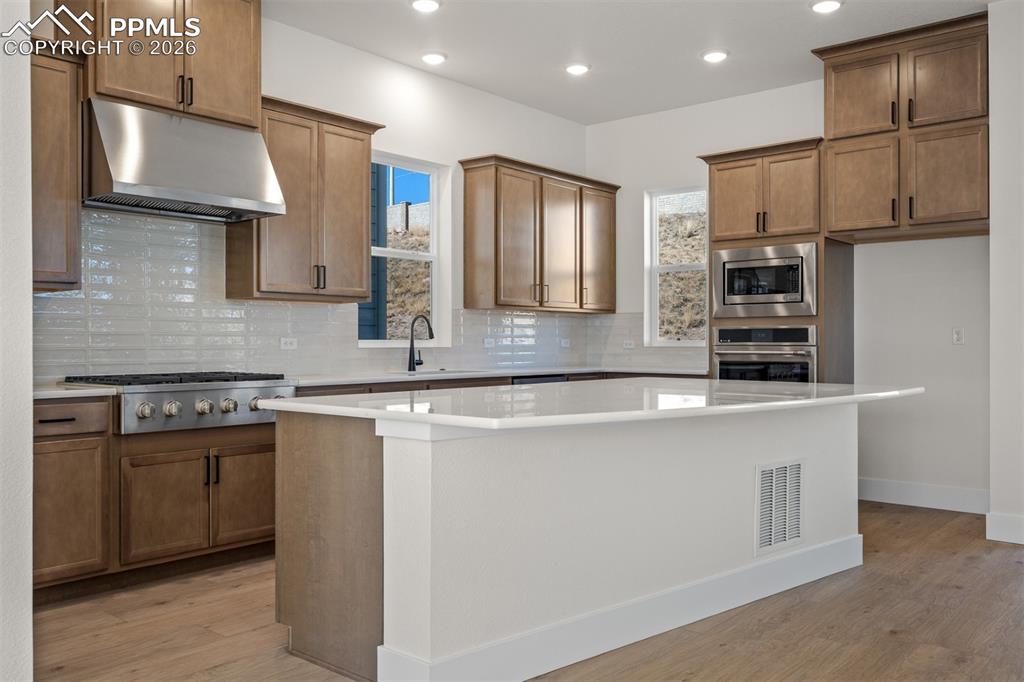 Image 15 of 35: Kitchen