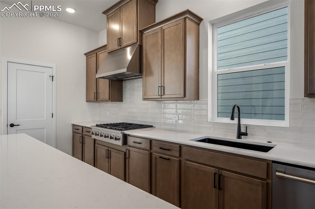 Image 16 of 35: Kitchen