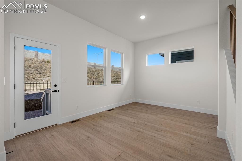 Image 21 of 35: Dining Area