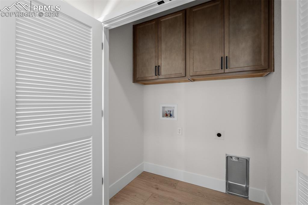 Image 32 of 35: Laundry