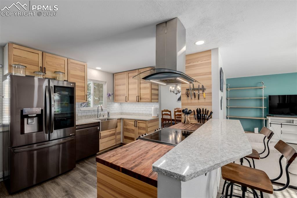 Image 13 of 49: Kitchen