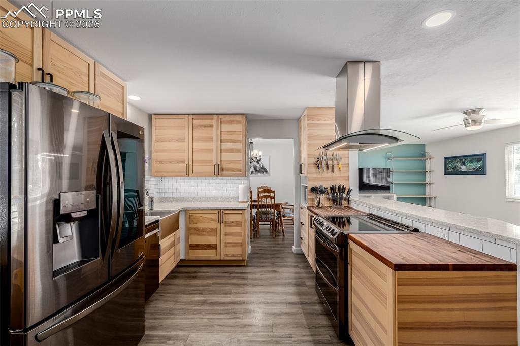 Image 14 of 49: Kitchen