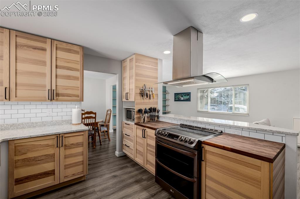 Image 15 of 49: Kitchen