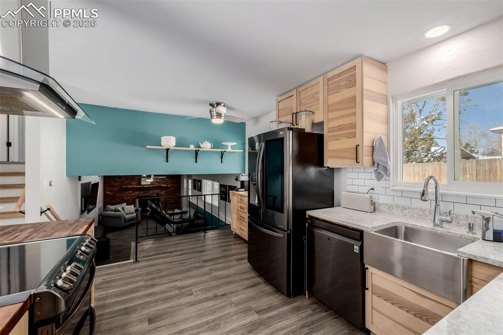 Image 16 of 49: Kitchen