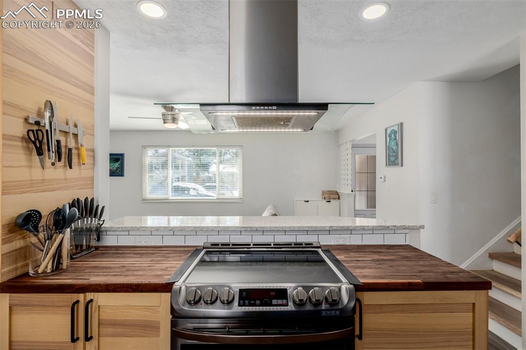 Image 17 of 49: Kitchen