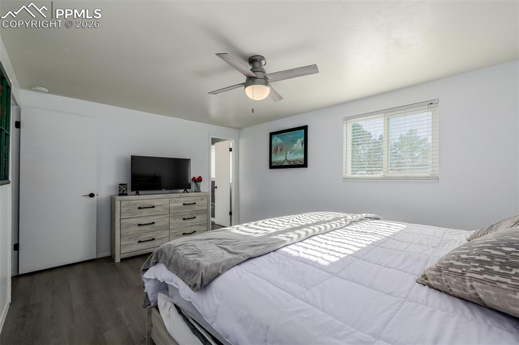 Image 21 of 49: Bedroom