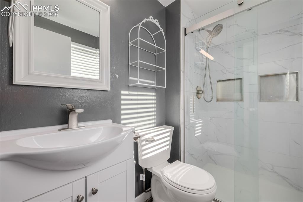 Image 22 of 49: Bathroom