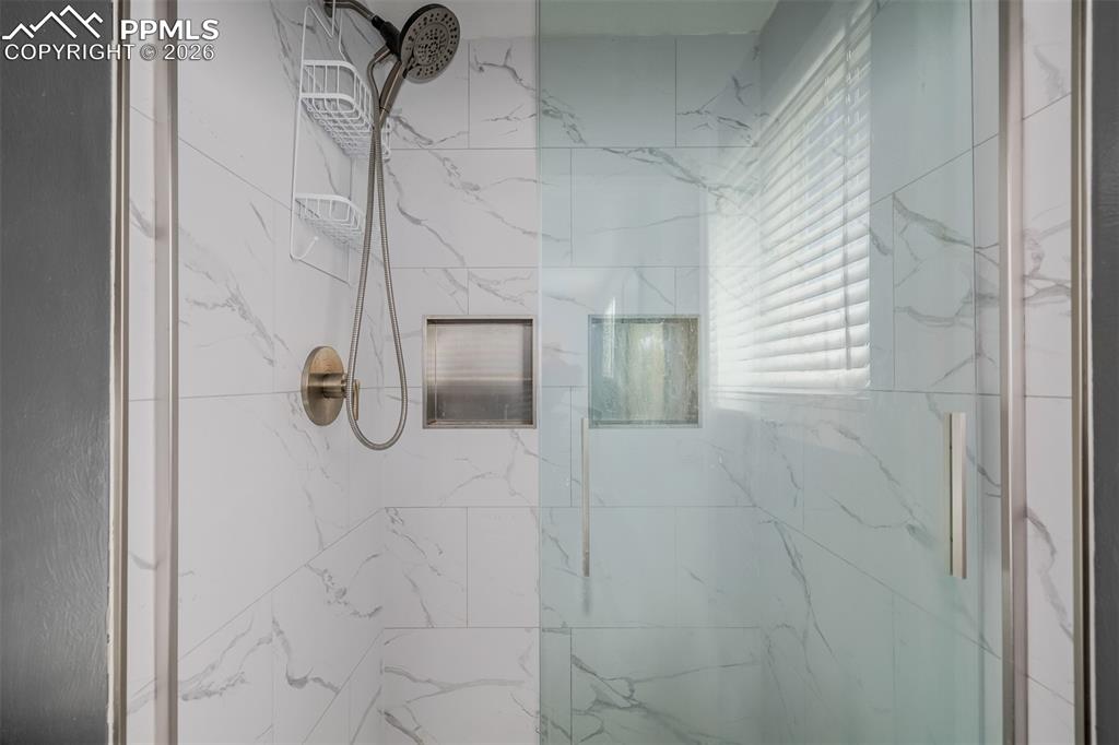 Image 23 of 49: Bathroom