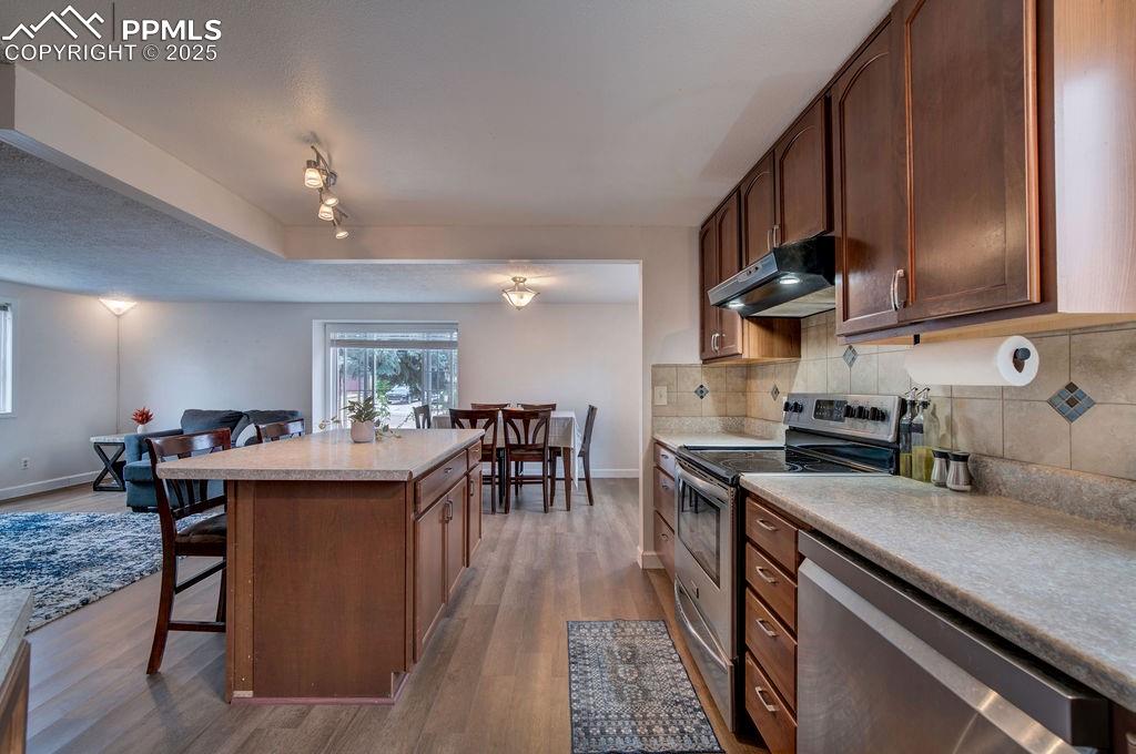 Image 14 of 49: Kitchen