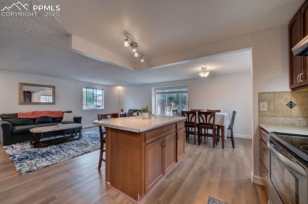 Image 15 of 49: Kitchen