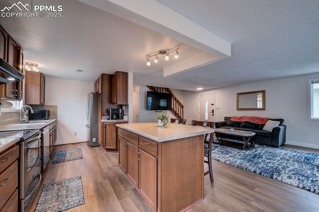 Image 16 of 49: Kitchen