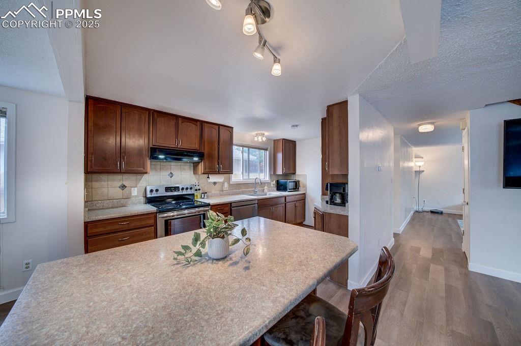 Image 17 of 49: Kitchen